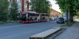 Остановка автобусов №10, №10A, №22 и №23 на улице Добелес в Даугавпилсе. Фото: Карлис Пайкенс