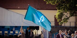 В Цесисе начинается фестиваль LAMPA. «Русский голос для Латвии» приглашает на дискуссию о поляризации общества Председатель правления общества «Русский голос для Латвии» Мартин Левушкан на Фестивале разговоров LAMPA в Цесисе в 2023 году, в его руках — флаг с логотипом общества. Фото: Сергей Калинин / «Русский голос для Латвии»