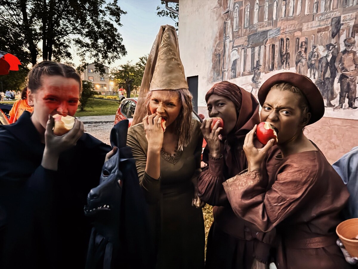 Ребята из организации ART MARKET. Фото: ART MARKET