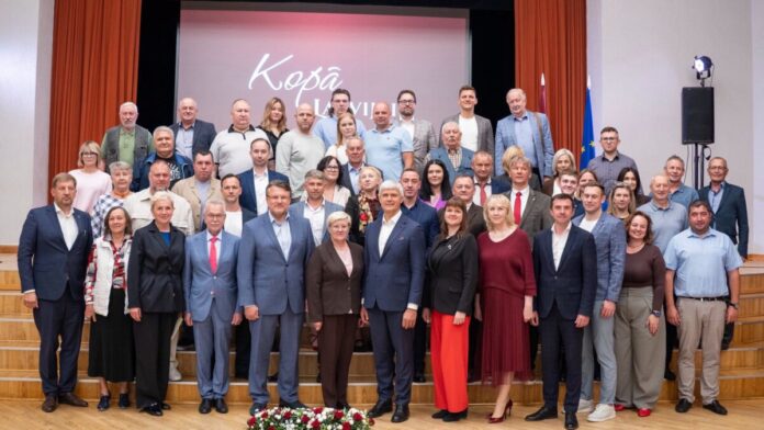 Латгальская команда партии «Латвия на первом месте» на выборы в 15-й Сейм. Партия Шлесерса объединилась с партией бывшего мэра Резекне Александра Барташевича «Вместе для Латвии». Фото со страницы партии в Фейсбуке (начало июня 2026 года)