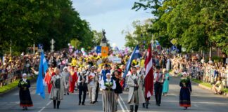 Два крупных праздника за две недели: Резекне приглашает на День города и молодёжный фестиваль С 31 июля по 2 августа Резекне будет отмечать свой 741 день рождения. Праздничное шествие, как и в Даугавпилсе, - традиционная часть праздника. Фото со страницы Rēzeknes Kultūras un tūrisma centrs на Фейсбуке