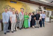 Визит премьер-министра Андриса Кулбергса («Объединенный список») в Латгалию (слева в костюме — Оскар Зугицкий, в белой рубашке — Юрис Вилюмс. в голубом платье — Инара Грoце). Фото со страницы депутата Сейма Юриса Вилюмса в Фейсбуке