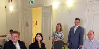 Представители партии «Для развития Латвии» подают списки кандидатов на выборы в 15-й Сейм в Центральную избирательную комиссию. 4 июля 2026 года. Фото: Centrālā vēlēšanu komisija / Facebook