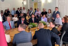 Представители партий «Суверенная власть» и «Объединение Младолатыши» подаёт списки кандидатов на выборы в 15-й Сейм в Центральную избирательную комиссию. 4 июля 2026 года. Фото: Centrālā vēlēšanu komisija / Facebook