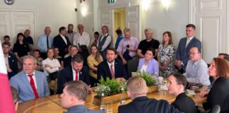«Суверенная власть» и «Объединение Младолатыши» вместе идут на выборы в 15-й Сейм. Рассказываем, кто представляет Латгалию Представители партий «Суверенная власть» и «Объединение Младолатыши» подаёт списки кандидатов на выборы в 15-й Сейм в Центральную избирательную комиссию. 4 июля 2026 года. Фото: Centrālā vēlēšanu komisija / Facebook
