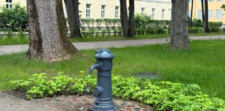 На Юдовке может появиться вторая колонка с питьевой водой — хотя зимой говорили, что и одна больше не нужна Общественный кран с питьевой водой в Крепостном саду в Дауагвпилсе. Фото: Daugavpils valstspilsētas pašvaldība