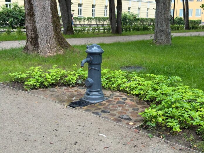 740197070_1552522383121066_6800861783654492172_n Общественный кран с питьевой водой в Крепостном саду в Дауагвпилсе. Фото: Daugavpils valstspilsētas pašvaldība