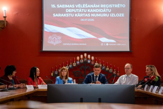 Представители партий, участвующих в выборах в 15-й Сейм, на жеребьёвке номеров для списков партий. 6 июля 2026 года. Фото: Центральная избирательная комиссия