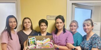 Коллектив отделения анестезиологии реанимационного и операционного блока Даугавпилсской региональной больницы (ДРБ) пополнил «Коробку храбрости» Детского отделения новыми игрушками. Фото: ДРБ