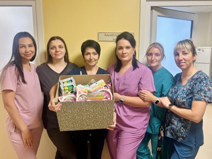 Коллектив отделения анестезиологии реанимационного и операционного блока Даугавпилсской региональной больницы (ДРБ) пополнил «Коробку храбрости» Детского отделения новыми игрушками. Фото: ДРБ