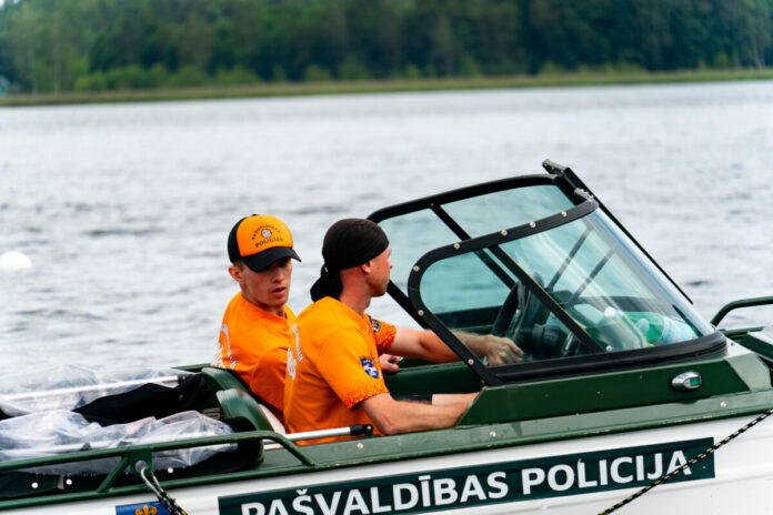 Сотрудники муниципальной полиции Даугавпилса во время фестиваля Dragon Boat 2025 на Большом Стропском озере. Фото: Маргарита Вигуле / daugavpils.lv