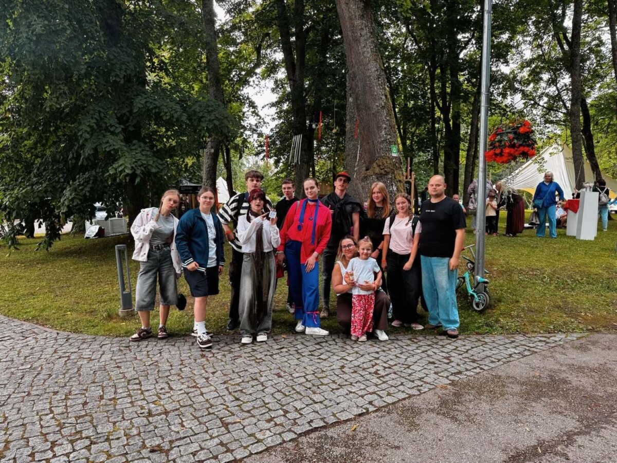Ребята из организации ART MARKET в Резекне. В центре - Агнесе Дорощёнока. Фото: ART MARKET