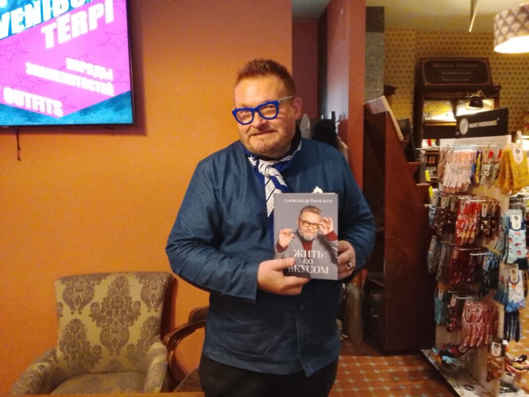 Историк моды Александр Васильев на презентации своей книги "Жить со вкусом". Рига, Музей моды, 6 июля 2026 года. Фото: Андрей Шаврей