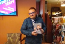 Александр Васильев презентовал в Риге книгу «Жить со вкусом» и сказал, что Даугавпилс потрясающий Историк моды Александр Васильев на презентации своей книги "Жить со вкусом". Рига, Музей моды, 6 июля 2026 года. Фото: Андрей Шаврей