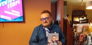 Александр Васильев презентовал в Риге книгу «Жить со вкусом» и сказал, что Даугавпилс потрясающий Историк моды Александр Васильев на презентации своей книги "Жить со вкусом". Рига, Музей моды, 6 июля 2026 года. Фото: Андрей Шаврей
