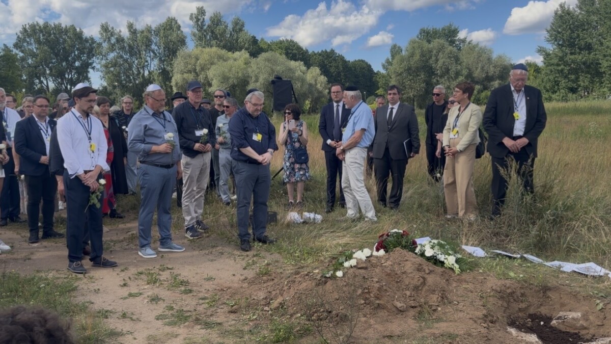 Памятная церемония, посвящённая жертвам лагеря Юнгфернхоф (Рига, Мазюмправмуйжа в Кенгарагсе). 2 июля 2026 года. Фото: Моника Михайлова 