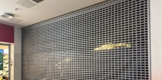 Вход в кинотеатр в торговом центре DITTON в Даугавпилсе. 13 апреля 2026 года. Фото: Анастасия Шубина