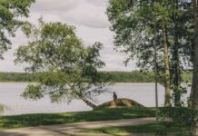 В Даугавпилсе проверяли воду: где можно купаться и из каких родников пить Озеро Большие Стропы в Даугавпилсе. 10 июля 2026 года. Фото: Евгений Ратков