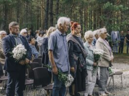Цепочка памяти в Межциемсе: как в Даугавпилсе вспоминали жертв Холокоста Памятное мероприятие ко Дню памяти жертв геноцида еврейского народа. Оно состоялось в Даугавпилсе, в Межциемсе, 3 июля 2026 года. Фото Евгения Раткова