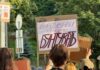 Протесты из-за смены правительства в Украине: почему увольнение Фёдорова вывело людей на улицы. Факты и мнения Киев, 20 июля 2026 года. Пятый день протестов против отставки Фёдорова. За час до начала акции на площади у театра Франко собралось более сотни человек. Участники почтили память павших воинов минутой молчания и исполнили гимн Украины, передаёт «Cуспільне». Фото: Суспільне Новини