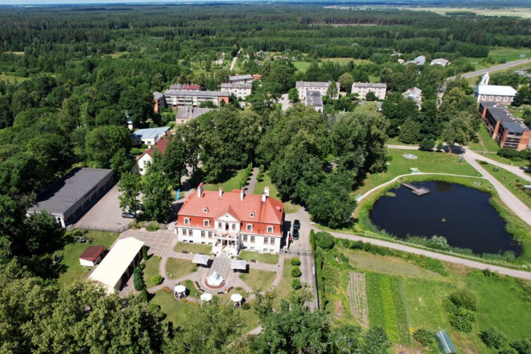 Поместье Sventes muiža принадлежало графам Плятер-Зибергам. Здание возвели в 1912 году, в 1920 году имение было национализировано. В период первой независимости и в советское время в здесь располагалась школа, затем усадебный дом пустовал и ветшал. В начале 2000-х годов усадебный дом отреставрировали на частные деньги и открыли в нём гостиницу и ресторан. Фото: Sventes muiža Поместье Sventes muiža принадлежало графам Плятер-Зибергам. Здание возвели в 1912 году, в 1920 году имение было национализировано. В период первой независимости и в советское время в здесь располагалась школа, затем усадебный дом пустовал и ветшал. В начале 2000-х годов усадебный дом отреставрировали на частные деньги и открыли в нём гостиницу и ресторан. Фото: Sventes muiža