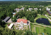 По дорогам Латгалии: через Селию в сторону границы с Литвой Поместье Sventes muiža принадлежало графам Плятер-Зибергам. Здание возвели в 1912 году, в 1920 году имение было национализировано. В период первой независимости и в советское время в здесь располагалась школа, затем усадебный дом пустовал и ветшал. В начале 2000-х годов усадебный дом отреставрировали на частные деньги и открыли в нём гостиницу и ресторан. Фото: Sventes muiža