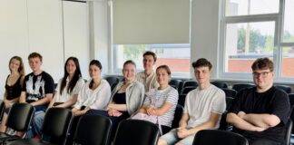 Будущие врачи выбирают ДРБ: студенты RSU проходят практику в Даугавпилсе Студенты 3-го курса медицинского факультета Рижского университета им. Страдыня, прибывшие на практику в Даугавпилсскую региональную больницу. Фото: Юлия Касецкая / ДРБ