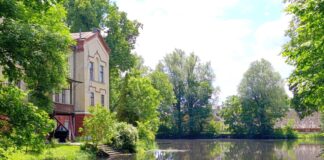 Пруд и здание усадьбы в парке Академии, Дотнува. 19 июня 2026 года. Фото: Эвита Савицкая