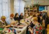 На пять проектов школ сениоров в Латгалии выделят почти 225 тысяч евро Занятие сениоров по плетению ковриков из вторичных материалов в Дневном центре в Вишках. 17 марта 2026 года. Фото: Ирина Маскаленко