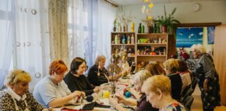 Занятие сениоров по плетению ковриков из вторичных материалов в Дневном центре в Вишках. 17 марта 2026 года. Фото: Ирина Маскаленко