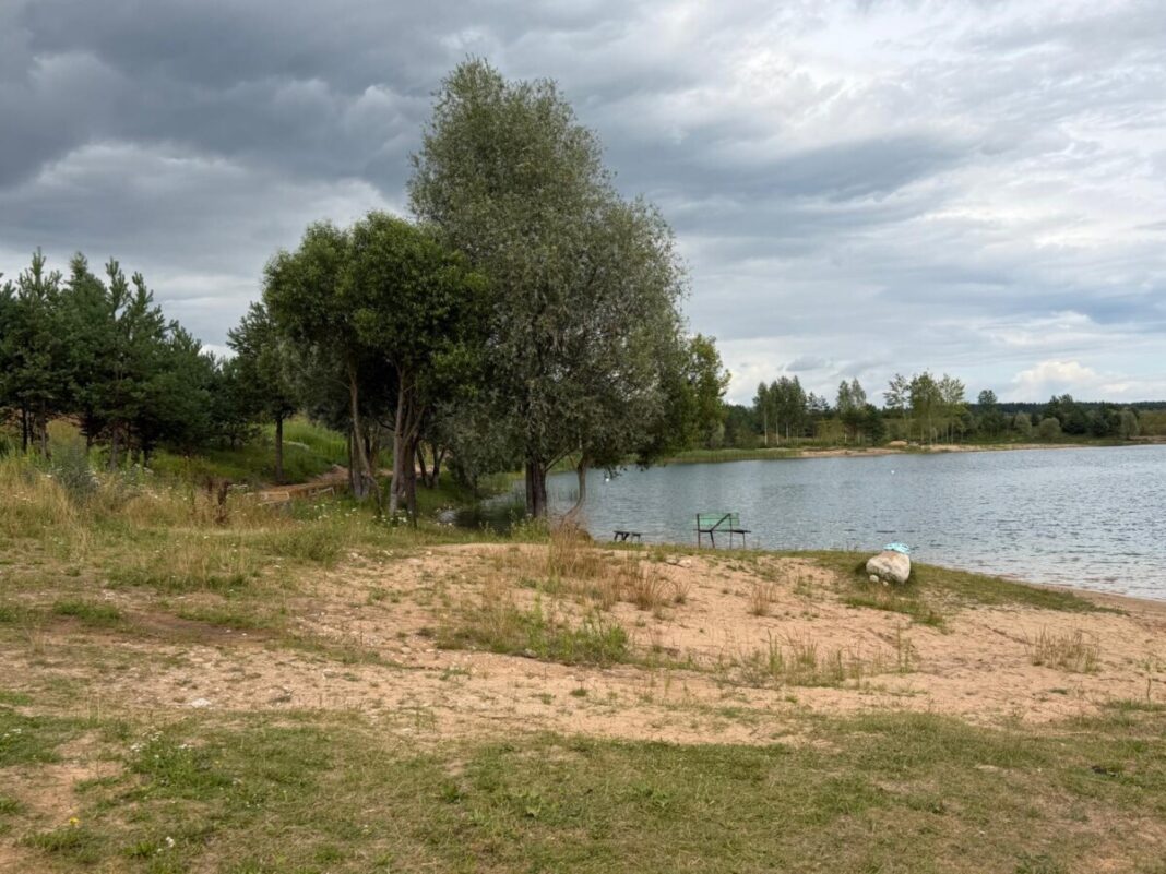 WhatsApp Image 2026-07-23 at 14.31.28 (4) Место у Ругельского котлована, где до недавнего времени работал вейк-парк. 23 июля 2026 года. Фото: Анна Кусиня