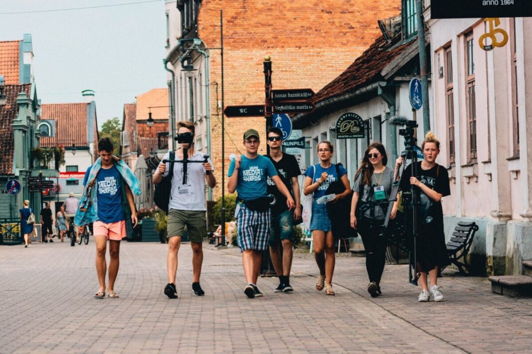 Международный медиалагерь Young Media Sharks, который пройдёт в Сигулде с 24 по 29 августа, приглашает подростков и молодёжь из Латвии и других стран Балтии. Иллюстративное фото: Young Media Sharks