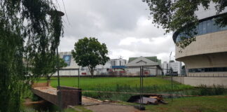 Мост у Даугавпилсского Олимпийского центра — в аварийном состоянии. Его хотят заменить либо отремонтировать Мост у Даугавпилсского Олимпийского центра, на улице Стадиона, 1. Конец июля 2026 года. Фото очевидца