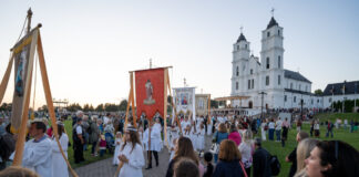 Полиция рассказала о мерах безопасности на празднике в Аглоне и действиях при воздушной угрозе Праздник Вознесения Пресвятой Девы Марии на небеса. Вечер 14 августа 2025 года. Фото: Иева Абеле / Saeima