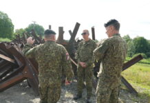 Президент Латвии Эдгар Ринкевич знакомится с работой контрольно-пропускного пункта «Индра». 17 августа 2026 года. Фото: Илмарс Знотиньш, Канцелярия Президента Латвии.