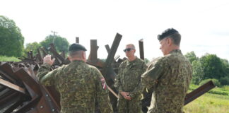 Президент Латвии Эдгар Ринкевич знакомится с работой контрольно-пропускного пункта «Индра». 17 августа 2026 года. Фото: Илмарс Знотиньш, Канцелярия Президента Латвии.
