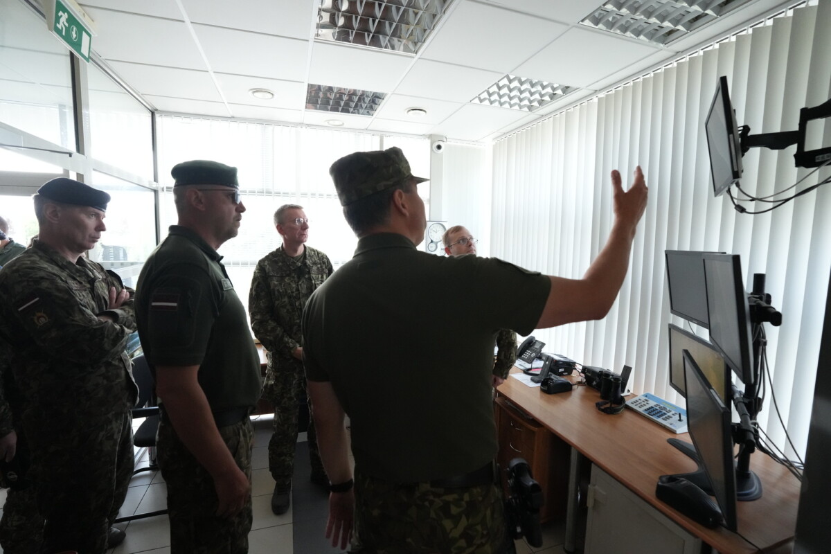 Президент Латвии Эдгар Ринкевич знакомится с работой контрольно-пропускного пункта «Индра». 17 августа 2026 года. Фото: Илмарс Знотиньш, Канцелярия Президента Латвии.