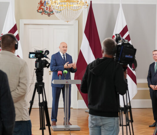 Премьер-министр Андрис Кулбергс и президент Латвии Эдгар Ринкевич на пресс-конференции в Рижском замке 26 августа 2026 года. Фото: Илмарс Знотиньш / Канцелярия президента