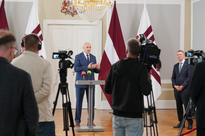 Премьер-министр Андрис Кулбергс и президент Латвии Эдгар Ринкевич на пресс-конференции в Рижском замке 26 августа 2026 года. Фото: Илмарс Знотиньш / Канцелярия президента