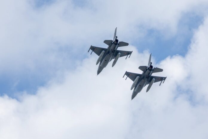 Истребители #F16 ВВС Румынии, которые в настоящее время защищают воздушное пространство стран Балтии в рамках миссии Baltic Air Policing. Фото со страницы Gaisa spēki на Фейсбуке Истребители #F16 ВВС Румынии, которые в настоящее время защищают воздушное пространство стран Балтии в рамках миссии Baltic Air Policing. Фото со страницы Gaisa spēki на Фейсбуке