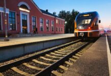 Поезд Stadler FLIRT на тестовой поездке Рига – Даугавпилс – Рига. Железнодорожный вокзал в Крустпилсе, 29 июня 2026 года. Фото: Vivi - Vienā vilcienā / Фейсбук