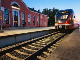 Поезд Stadler FLIRT на тестовой поездке Рига – Даугавпилс – Рига. Железнодорожный вокзал в Крустпилсе, 29 июня 2026 года. Фото: Vivi - Vienā vilcienā / Фейсбук