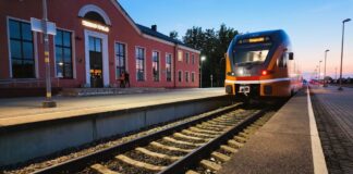 Поезд Stadler FLIRT на тестовой поездке Рига – Даугавпилс – Рига. Железнодорожный вокзал в Крустпилсе, 29 июня 2026 года. Фото: Vivi - Vienā vilcienā / Фейсбук