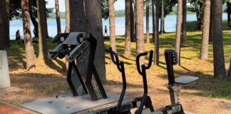 Новые тренажёры на центральном пляже озера Большие Стропы. Фото: Управление коммунального хозяйства