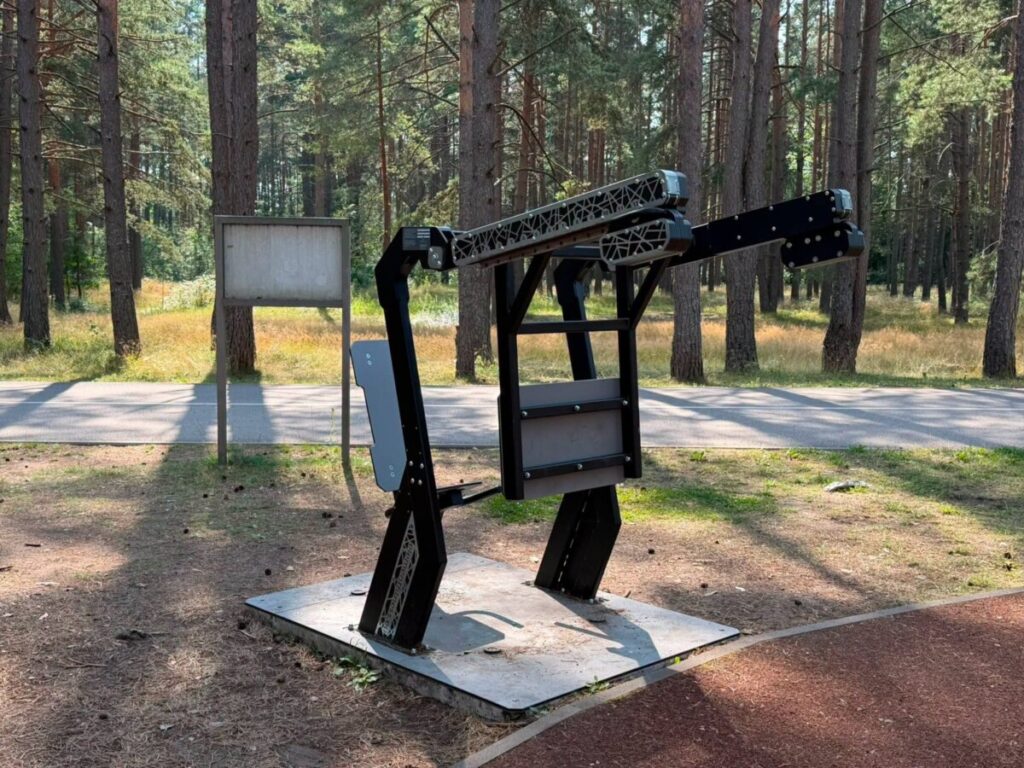Новые тренажёры на центральном пляже озера Большие Стропы. Фото: Управление коммунального хозяйства
