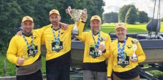 Даугавпилсские рыболовы взяли серебро и командное золото на этапе чемпионата Латвии Победители командного зачёта заключительного этапа чемпионата Латвии по спиннингу с лодок - даугавпилсская команда "Динабург": Александр Гордиенко, Олег Колпаков, Виталий Шакалов и Александр Сушко. Фото из личного архива Александра Сушко