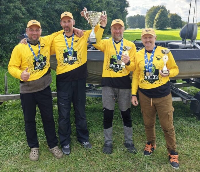 Победители командного зачёта заключительного этапа чемпионата Латвии по спиннингу с лодок - даугавпилсская команда "Динабург": Александр Гордиенко, Олег Колпаков, Виталий Шакалов и Александр Сушко. Фото из личного архива Александра Сушко Победители командного зачёта заключительного этапа чемпионата Латвии по спиннингу с лодок - даугавпилсская команда "Динабург": Александр Гордиенко, Олег Колпаков, Виталий Шакалов и Александр Сушко. Фото из личного архива Александра Сушко