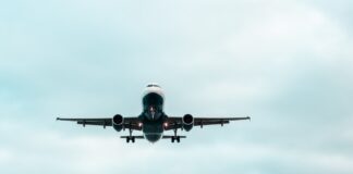 В 2027 году в ЕС изменятся правила для авиакомпаний: пассажирам станет проще получать компенсации, детей без дополнительной платы будут сажать рядом с сопровождающими, а стоимость ручной клади должны будут указывать уже в начале бронирования билета. Иллюстративное фото: wirestock / magnific