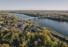 Вид с дрона на мост Единства в Даугавпилсе. 16 октября 2024 года. Фото: Евгений Ратков