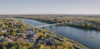 Вид с дрона на мост Единства в Даугавпилсе. 16 октября 2024 года. Фото: Евгений Ратков